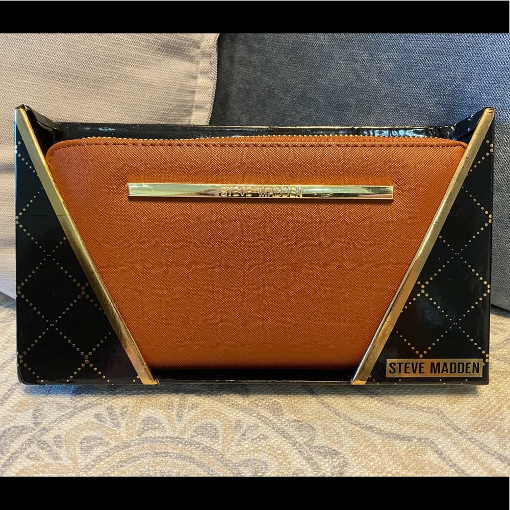 MWT STEVE MADDEN WALLET WRISTLET BROWN SMOOTH TEXTURE GOLD ZIPPER